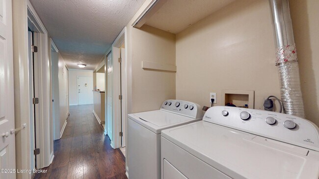 Building Photo - 7074 Wildwood Cir