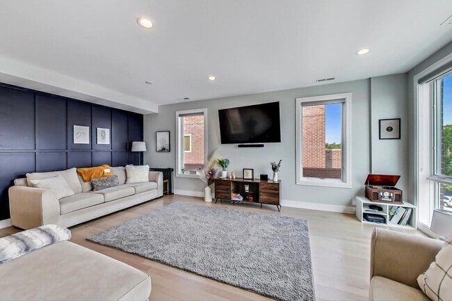 Building Photo - 2429 W Augusta Blvd