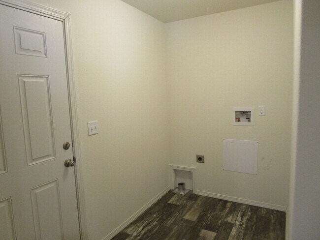 Building Photo - Newer Spacious Home in Ochoco West Subdivision - Available Soon!