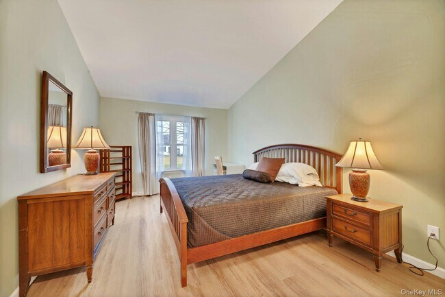 Building Photo - 2555 Youngs Ave