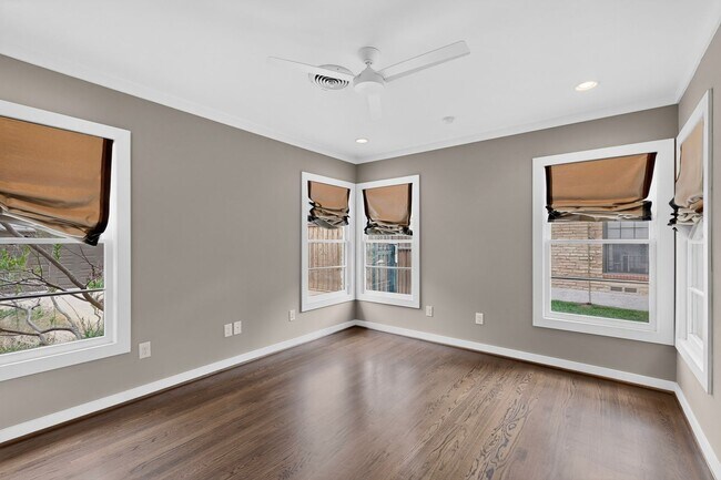 Building Photo - Gorgeous 2/2 Bungalow with Private Pool