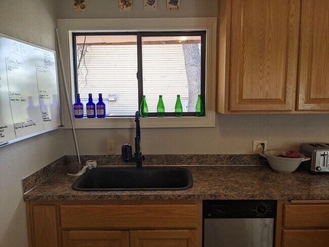 Building Photo - Cherry St Duplex