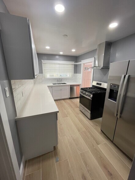 Building Photo - 508 S Catalina Ave