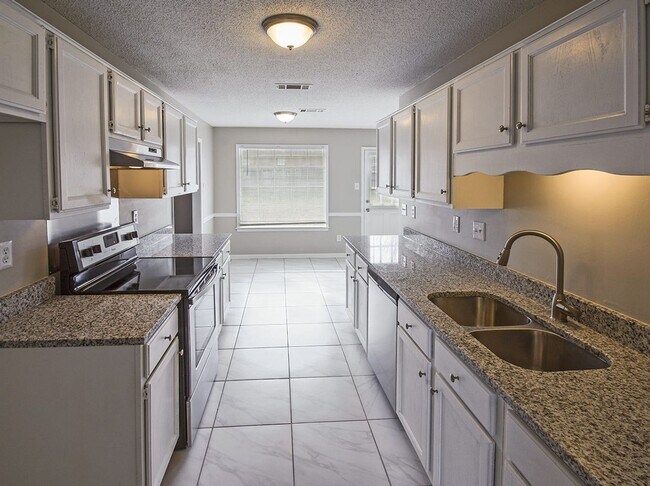 Building Photo - Charming 6 bed, 3 bath home on corner lot between S. Germantown and Hacks Cross.