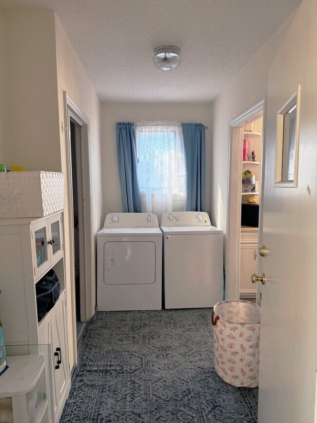 Building Photo - 937 E Ave