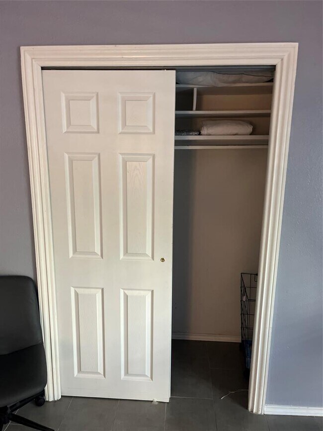 Building Photo - 505 W 7th St