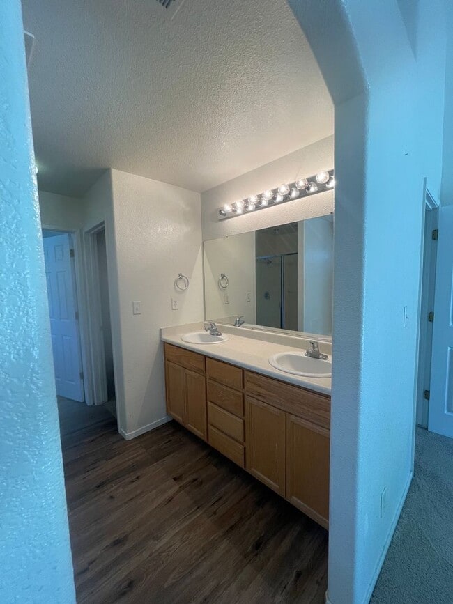 Building Photo - Beautiful 3 bedroom and 2 bath home ready for move in.