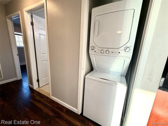 Building Photo - 2445 Torquay Ave