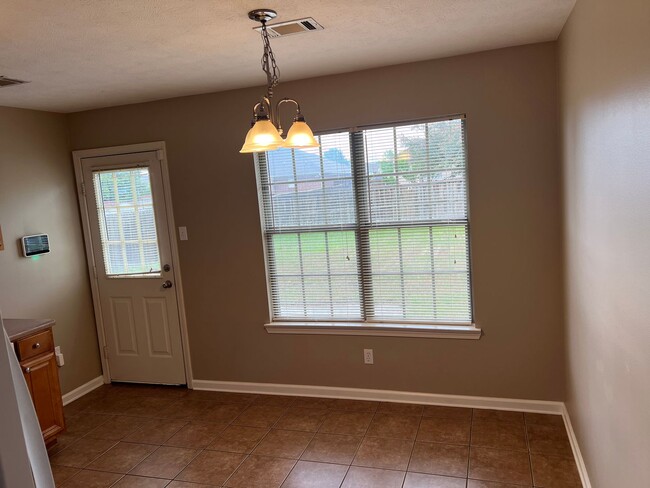 Building Photo - 3 Bed 2 Bath Home