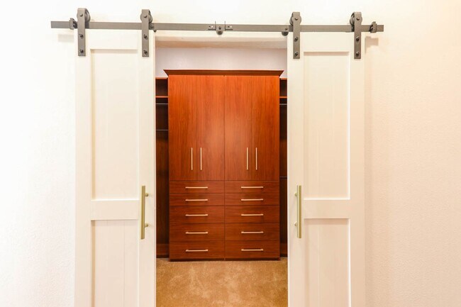 Building Photo - 5 Bedroom Pool Home Located In Summerlin G...