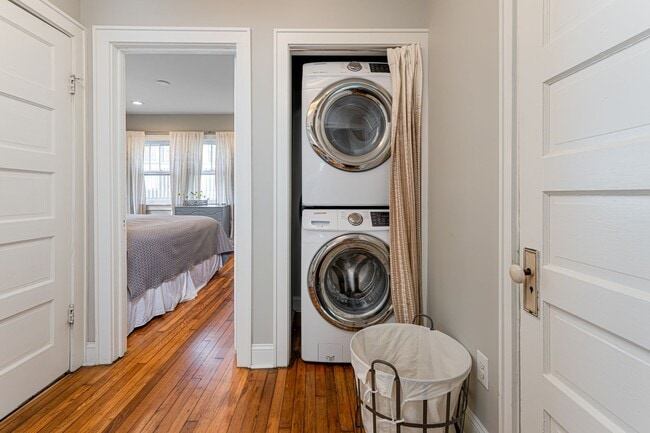 Building Photo - Beautifully Updated House - Awesome Montford Location