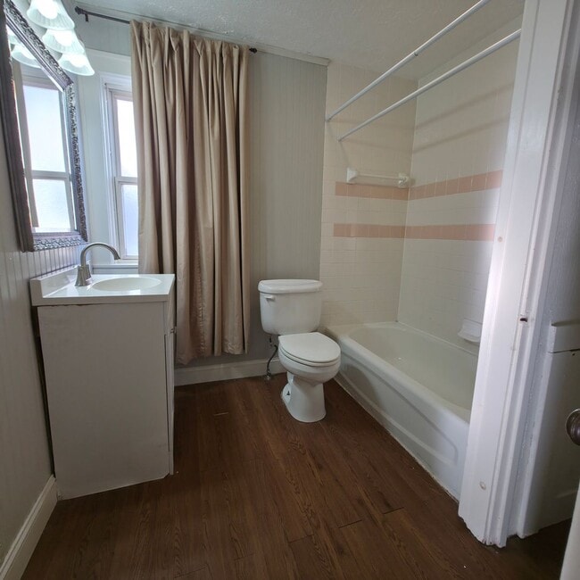 Building Photo - BEAUTIFUL 4 BEDROOM TUDOR STYLE HOME IN EUCLID