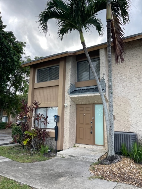 Building Photo - 220 Wimbledon Lakes Dr