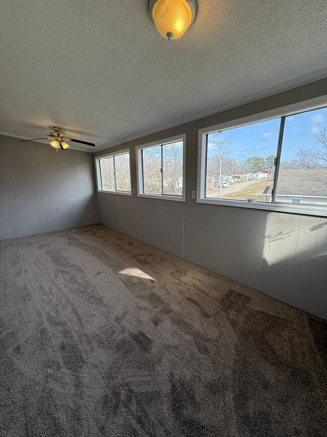 Building Photo - 2 BD 1 BA HOUSE - Fresh paint and new floo...