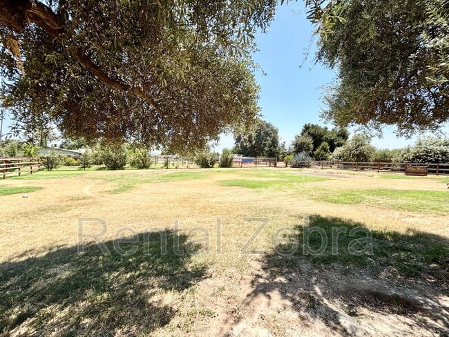 Building Photo - 2400 Gurr Rd