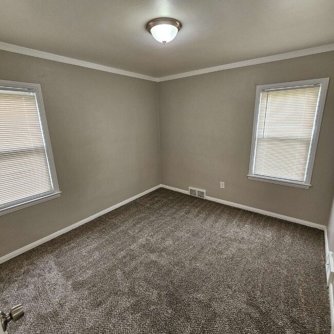 Building Photo - 3 Bedroom Bungalow w/ New Carpet Through O...