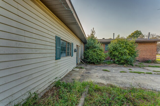 Building Photo - 121 W Pecan St