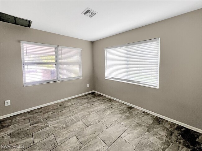 Building Photo - 2210 Parkview Dr