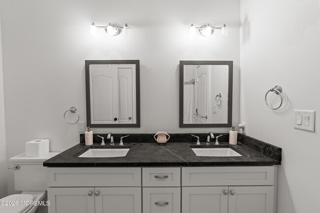 Building Photo - 558 Cedar Ave