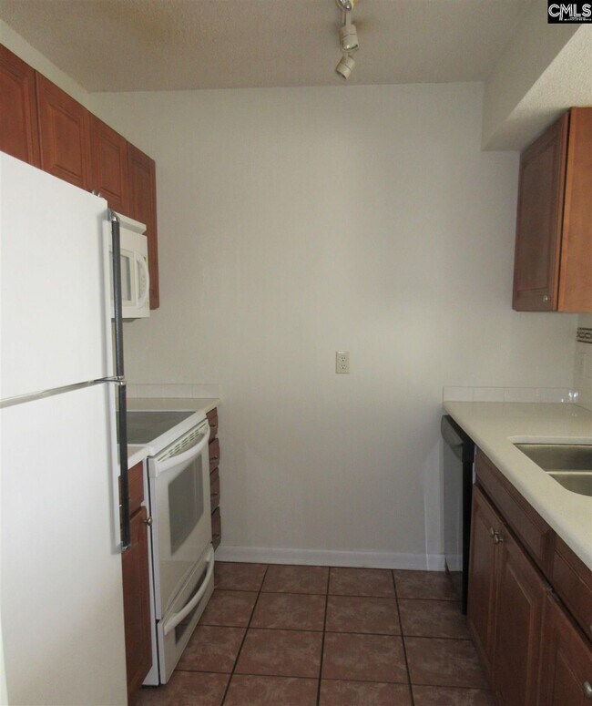 Building Photo - 1600 Park Cir