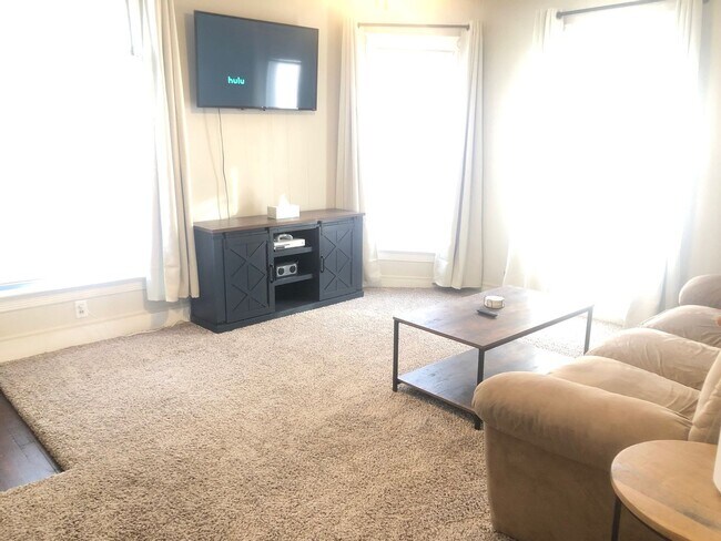 Building Photo - Very well decorated and furnished 4 BR house near IWU. Ideal for students with 2 kitchens