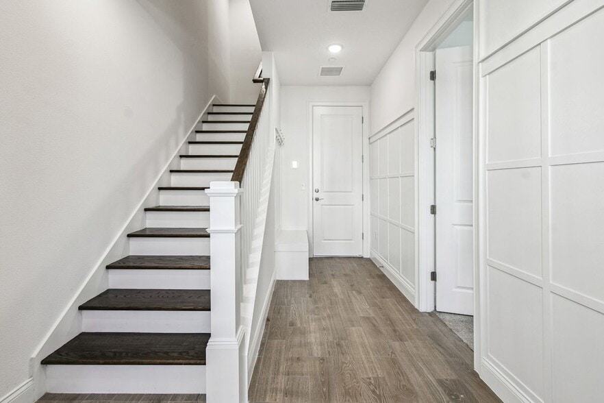 Building Photo - 1927 Risby Aly