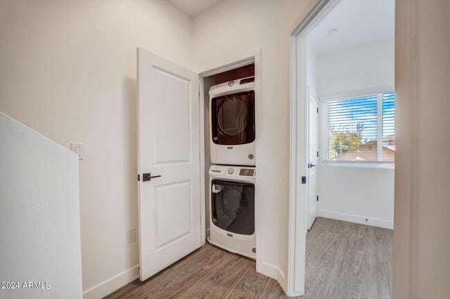 Building Photo - 3725 E Earll Dr