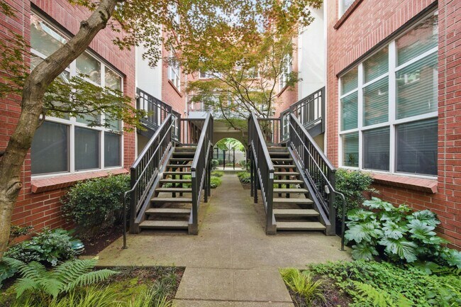 Building Photo - 1009 NW Hoyt St