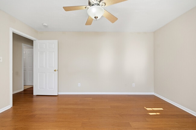 Building Photo - 5456 Summer Crescent