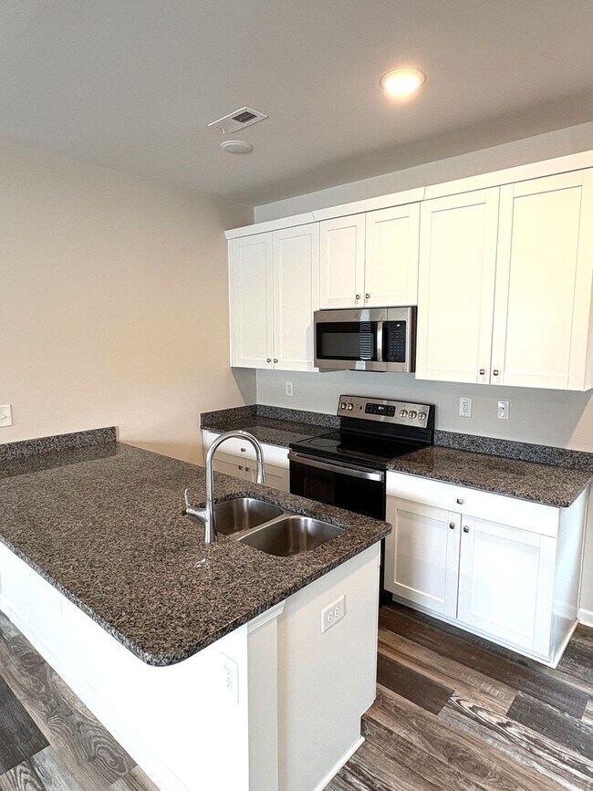 Building Photo - Brand New End-Unit Townhome | 3 BR/2.5BA | 1-Car Garage | Near Downtown Mooresville