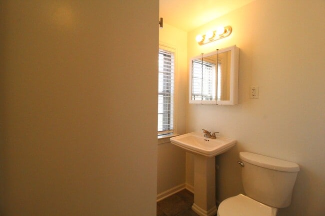 Building Photo - January FREE On This 2 Bedroom 2 Bath Duplex In The Waldo Area