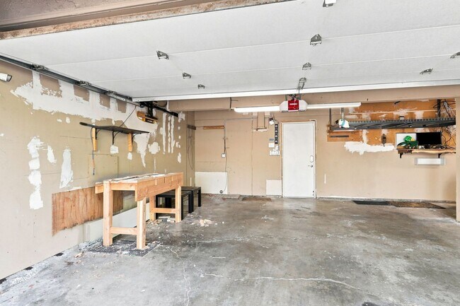 Building Photo - 935 Castlewood Dr