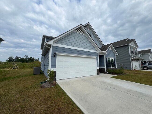 Building Photo - Newer 3/2.5 House in Armuchee- $2,200