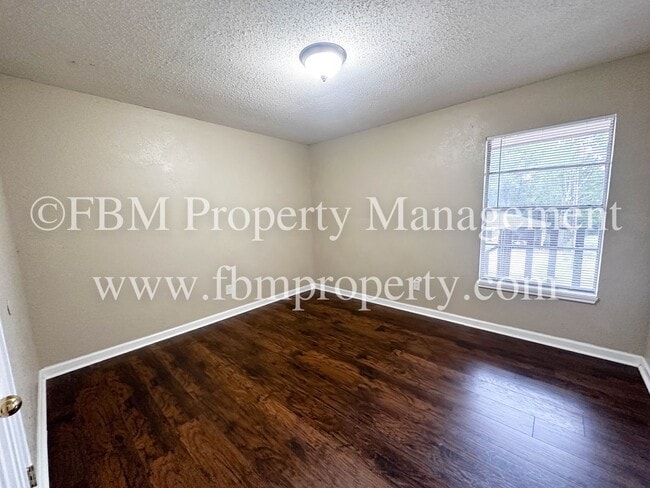 Building Photo - 2612 W Sycamore Ave