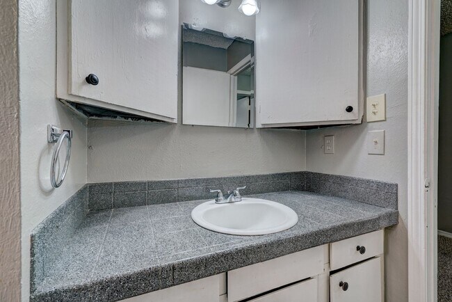 Building Photo - 3 bed 2 bath duplex in Midwest City