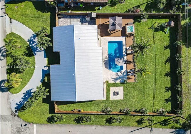 Building Photo - 7101 W Lake Dr