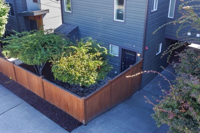 Building Photo - 2bd/2.5ba Seattle Townhome