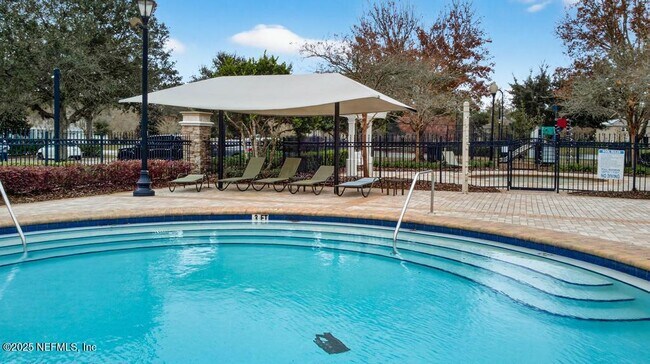 Building Photo - 411 Walnut Dr