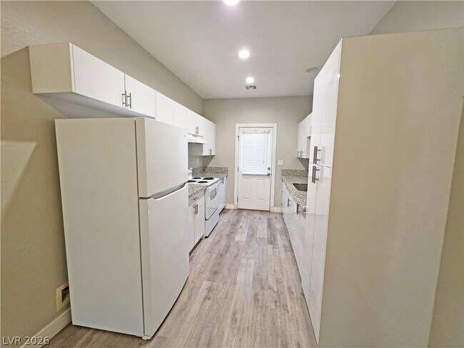 Building Photo - 1121 Sixshooter Ave