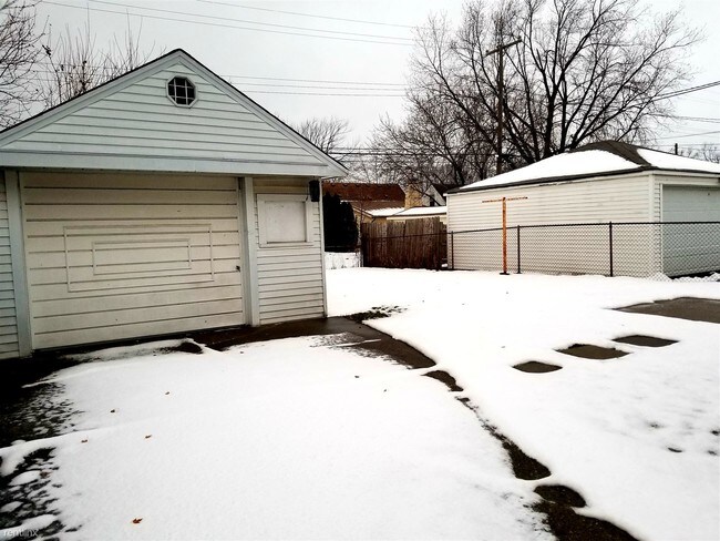 Building Photo - 22755 Courtland Ave