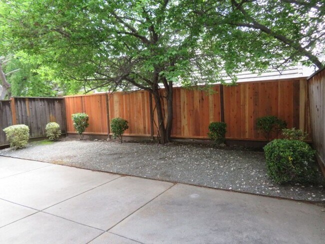 Building Photo - Large 4 bed/2.5 bath home with vaulted cei...