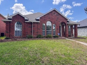 Building Photo - 2201 Silverthorn Ln