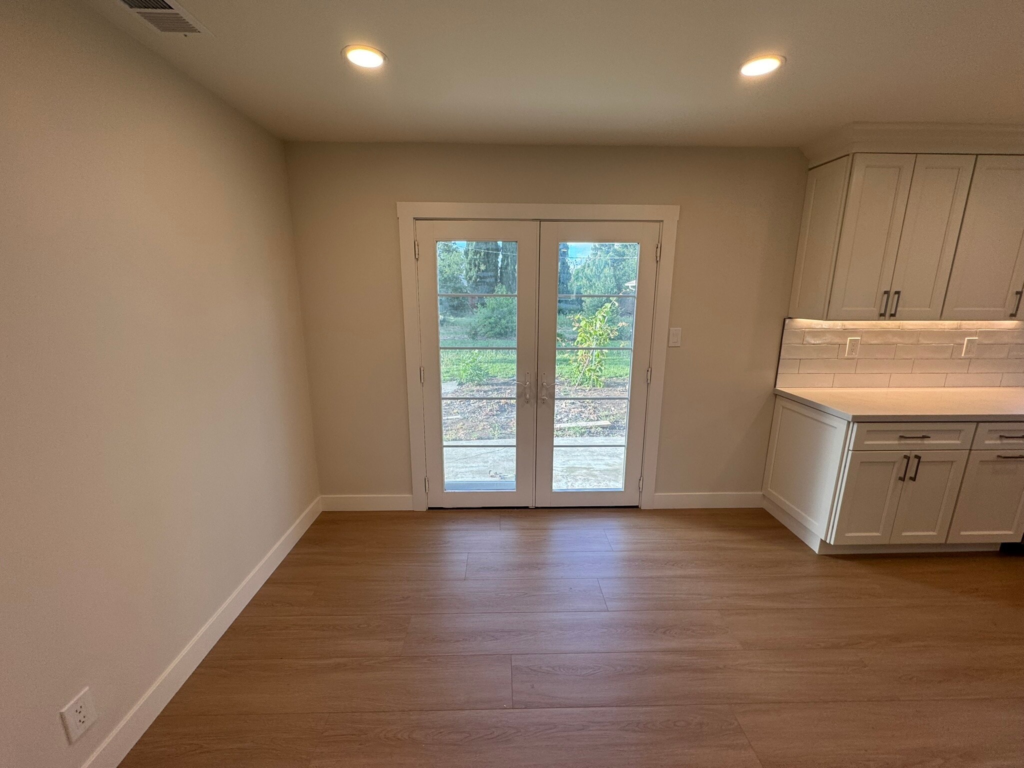 Dining - 3185 Oriole Dr