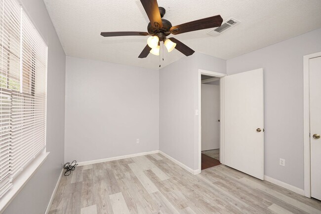 Building Photo - 116 Country Club Dr