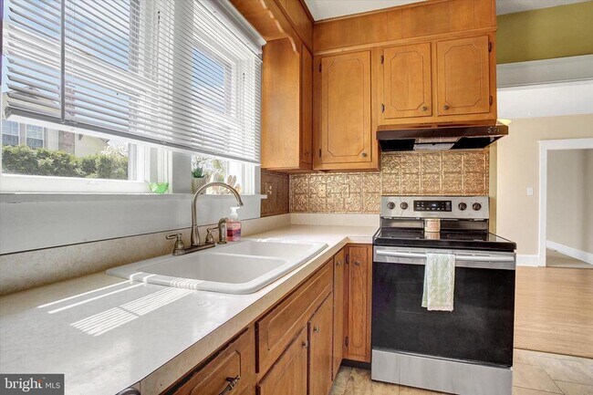 Building Photo - 319 N 2nd St