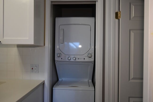 Building Photo - Very Cute 1 Bd/1Ba back half of duplex.