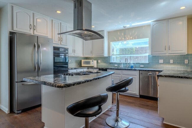 Building Photo - 350 6th St