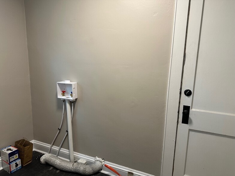 Washer/Dryer hookups - 220 Lake St