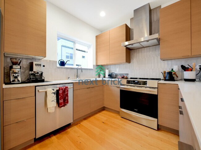 Building Photo - New Spacious 3 Bed 2.5 Bath Town home for Rent!