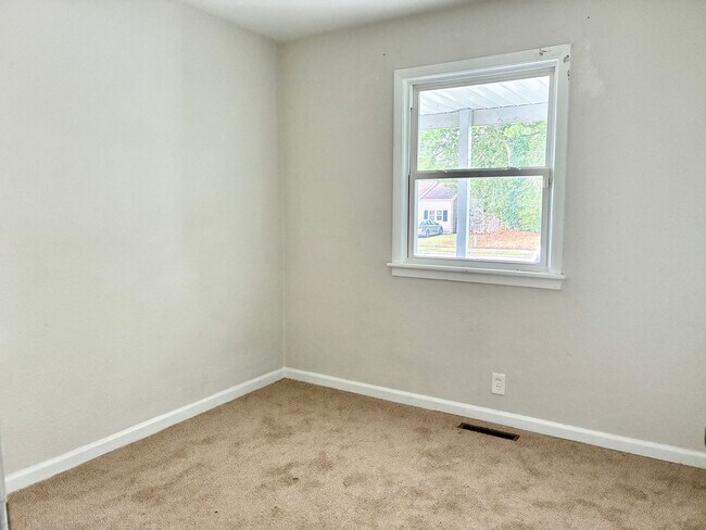 Building Photo - Charming 3 bedroom 2 bath in Manor View